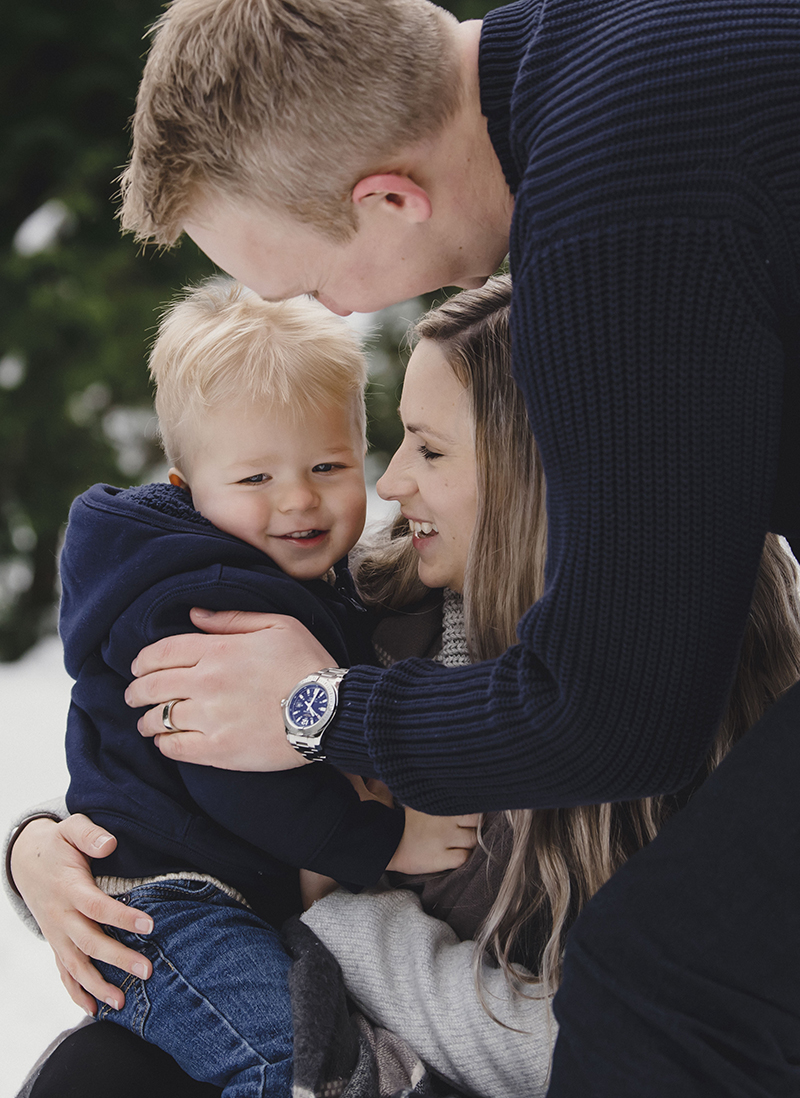 snowy family pictures, toddler happy
